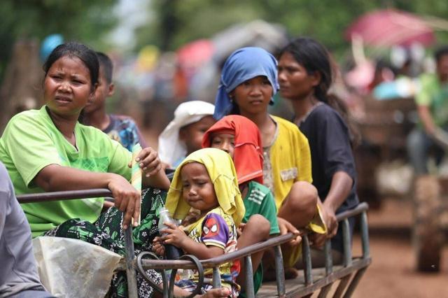 戦いから逃げているカンボジアの住民