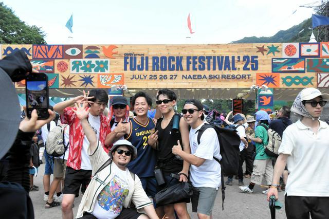 フジロックフェスティバルの入口で写真を撮る人たち