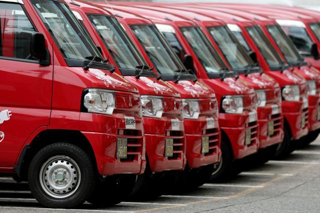 日本郵便の車が、駐車場に8台並んで停まっている