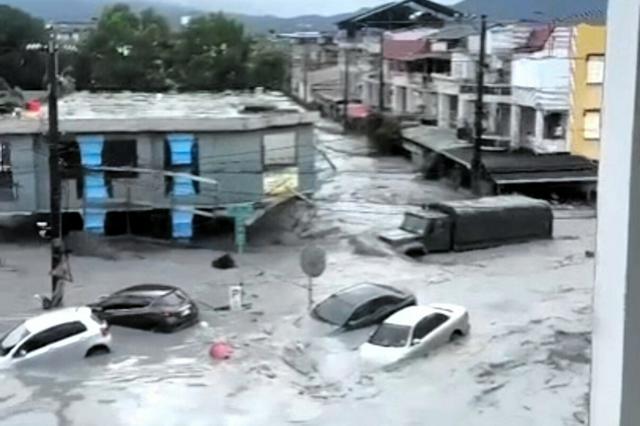 台湾の花蓮県で、湖の水があふれて市街地が水で浸かっている様子