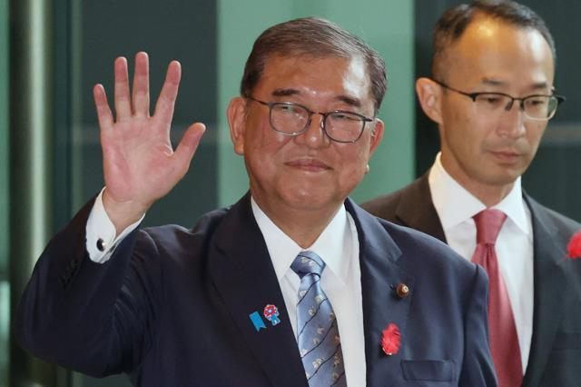 笑顔で手を振っている石破総理大臣