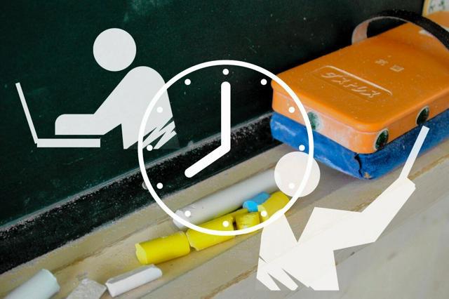 黒板の写真を背景に、針時計と仕事をする先生のイラストが描かれているサムネイル