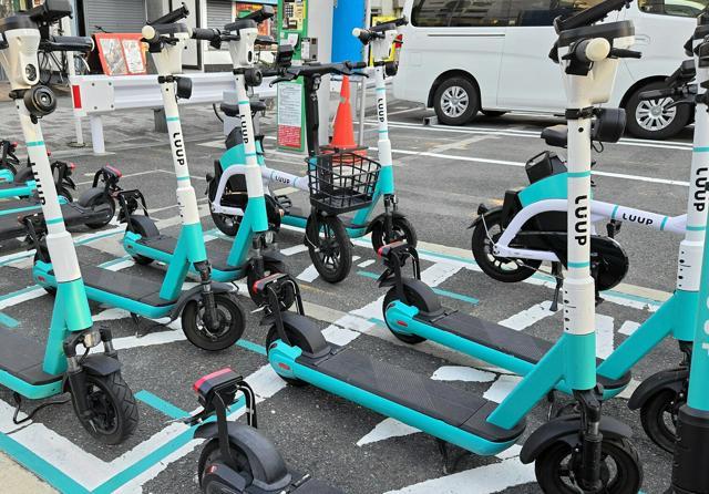 画像：並んだ電動キックボード