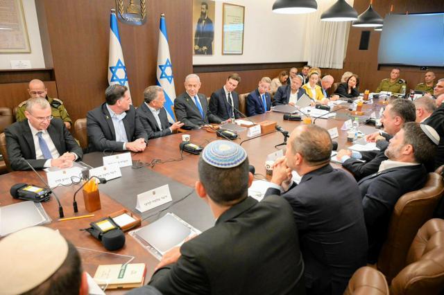 イスラエルのネタニヤフ首相らが、アメリカのウィトコフ中東特使やクシュナー元大統領上級顧問と会議で話す様子