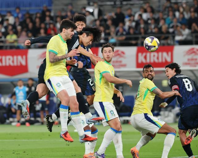 上田綺世選手がヘディングでゴールを決める瞬間の様子。写真には6人の選手が写っていて、上田選手は左手前から2人目。