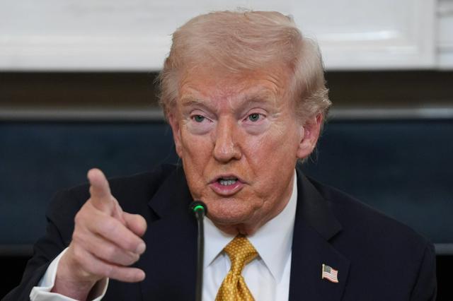 アメリカのトランプ大統領が記者の質問に答えている様子