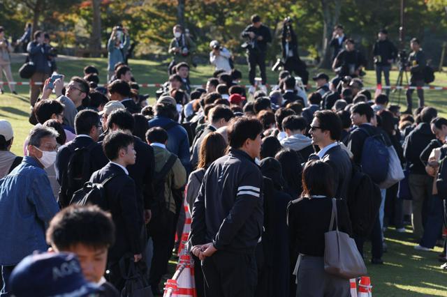 画像：裁判を見るために集まる人たち