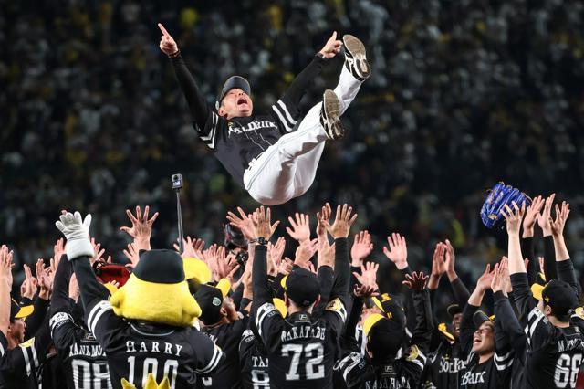 ソフトバンクの小久保裕紀監督が選手に胴上げをされている様子