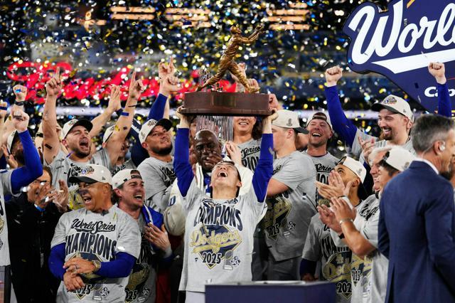 MVPのトロフィーをもつ山本由伸選手