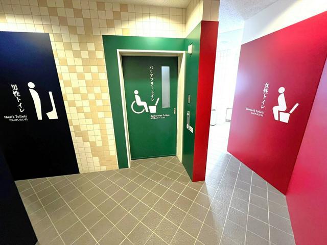 写真：男子トイレ、バリアフリートイレ、女子トイレが並んでいる
