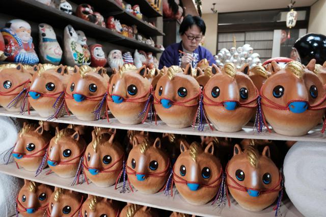 午年の干支だるまが並んでいる様子