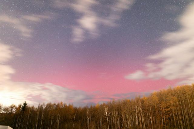 画像：オーロラによって赤っぽくなった空