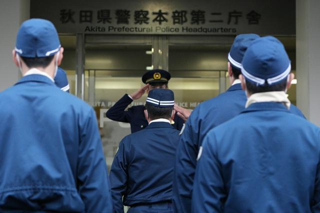 クマを駆除する仕事の出陣式に出ている警察の機動隊員の様子