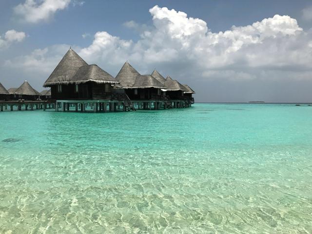 水上コテージが並ぶモルディブのリゾート地