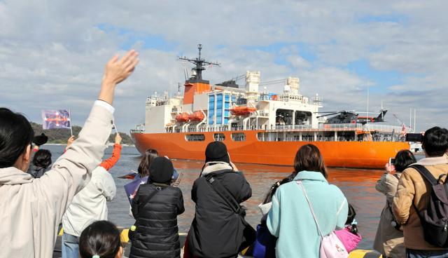 画像：南極に行く船「しらせ」と、船を見送る人たち