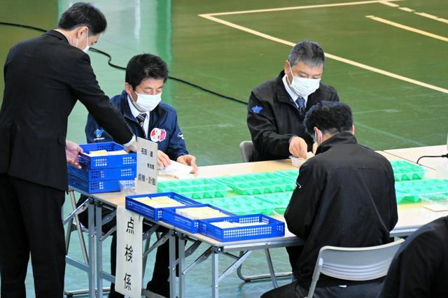 画像：神栖市長選挙の、票の数を調べる人たち