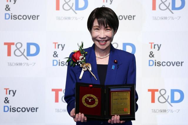 「新語・流行語大賞」の年間大賞に選ばれ、笑顔を見せる高市早苗首相