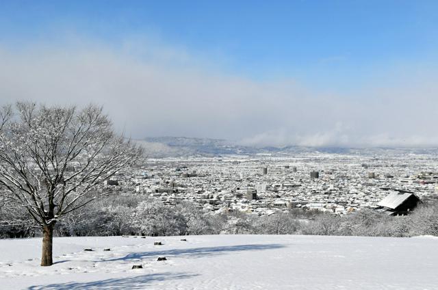 丘の上から見た山形市、雪が降った様子