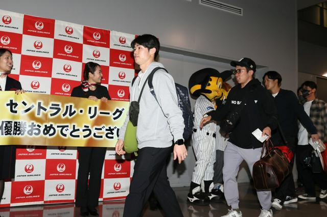 ハワイ行きの飛行機に乗り込む阪神の選手たち