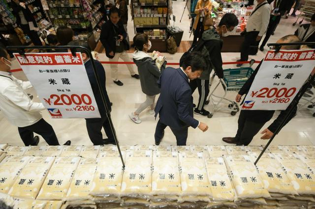 備蓄米を買う人たち