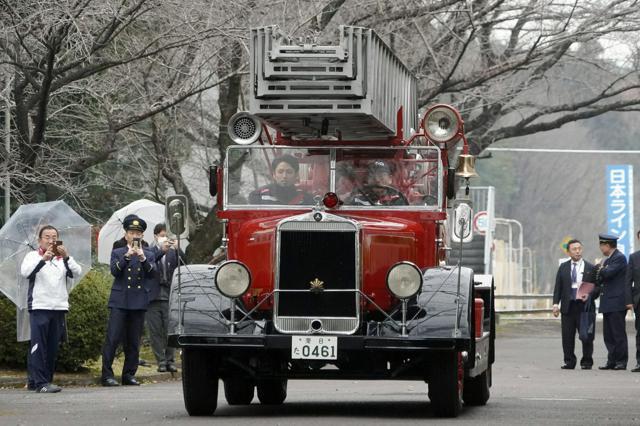 試験走行をするメルセデス・ベンツ機械式はしご車