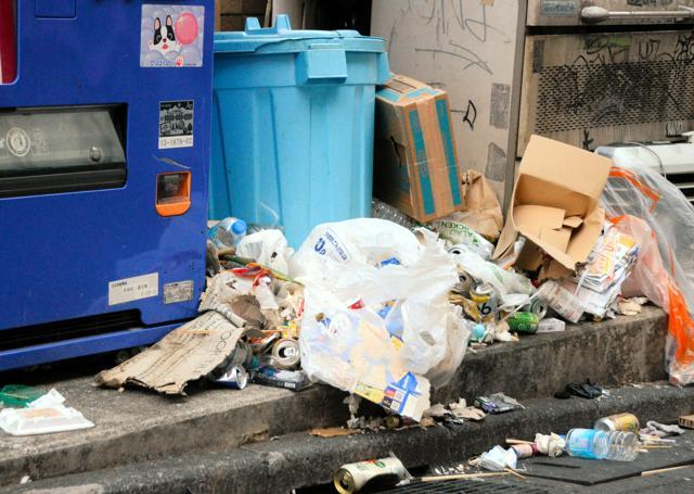 渋谷駅近くに設置された自動販売機の周辺にはゴミが放置されていた