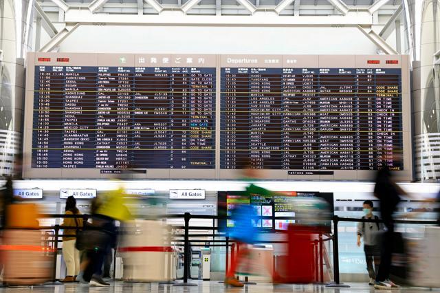 成田空港を行き交う人びと