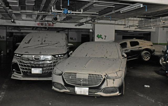水没した地下駐車場「くすの木パーキング」の地下2階。被害を受けた車両は泥をかぶった状態だった（画像の一部を加工しています）