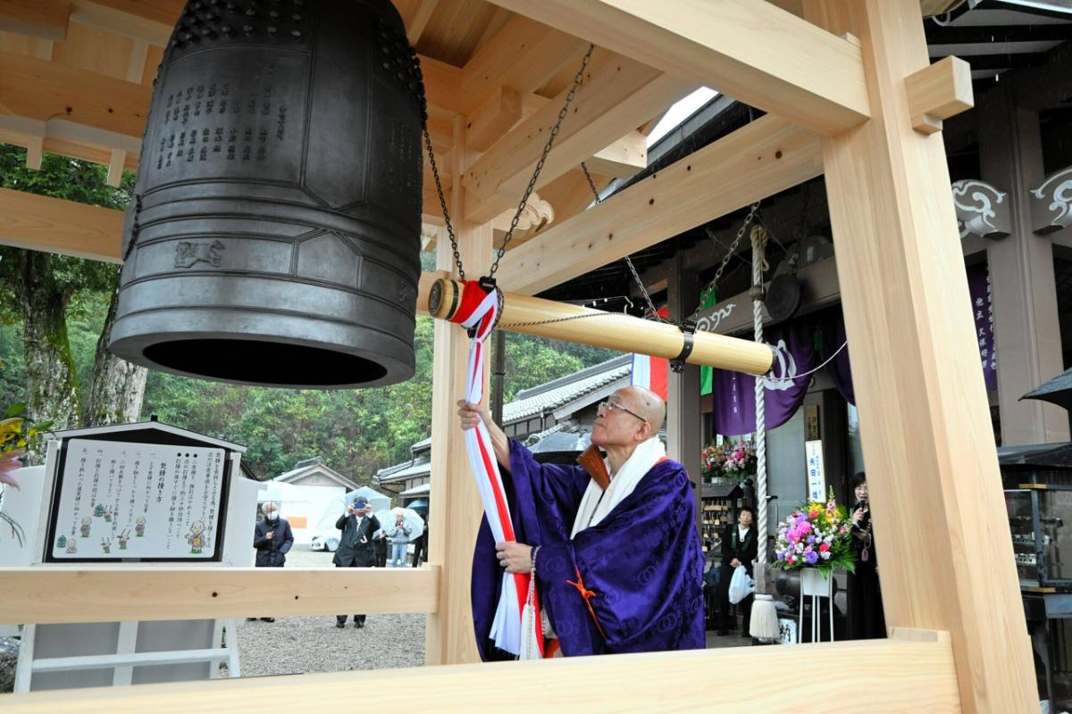 三重県名張市西田原の弥勒寺で完成した鐘を最初に突く岩本善雅住職