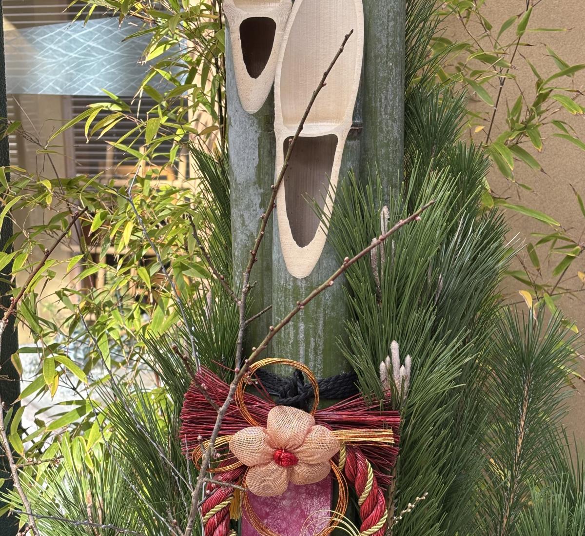 お店の前に飾られた門松