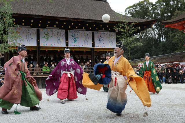 下鴨神社の境内で蹴鞠（けまり）を披露する蹴鞠（しゅうきく）保存会のメンバーら