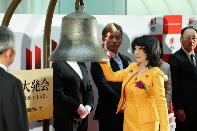 大発会で鐘を打つ片山さつき財務相兼金融担当相