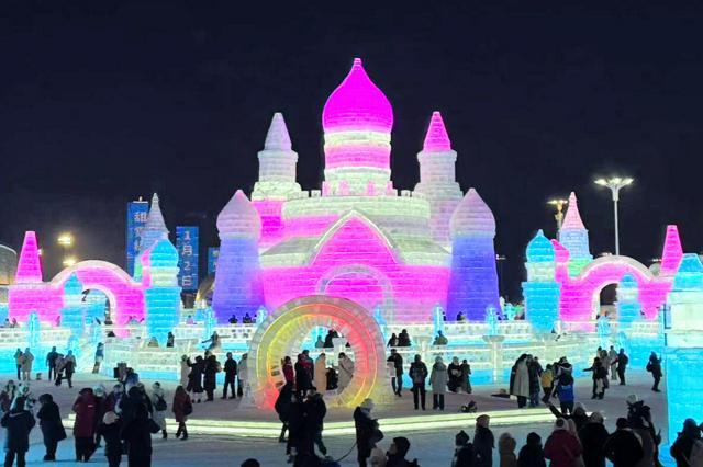 「国際氷雪祭り」に設置された、氷で作られた教会