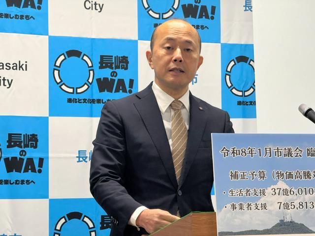 会見する長崎市の鈴木史朗市長