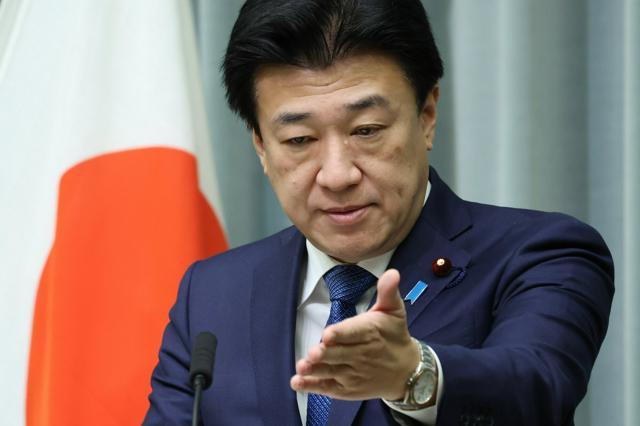 記者会見に臨む木原稔官房長官