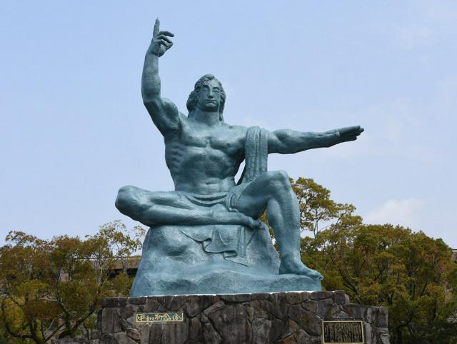 長崎市にある平和祈念像