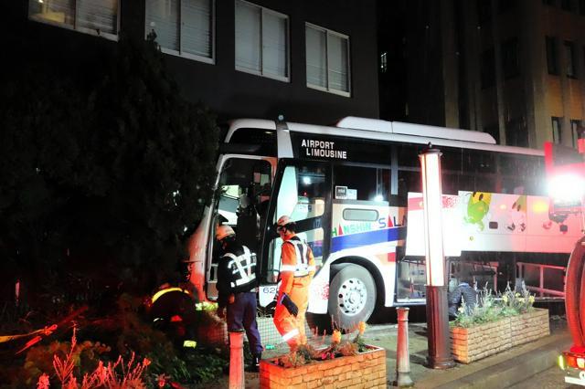 歩道に乗り上げ、建物に突っ込んだ空港リムジンバス