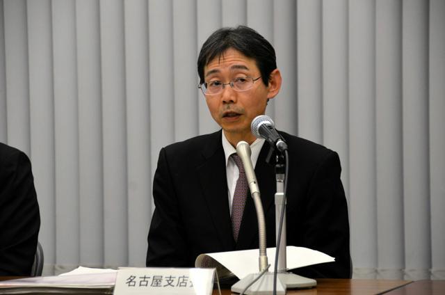 会見で質問に答える日本銀行の上口洋司・名古屋支店長