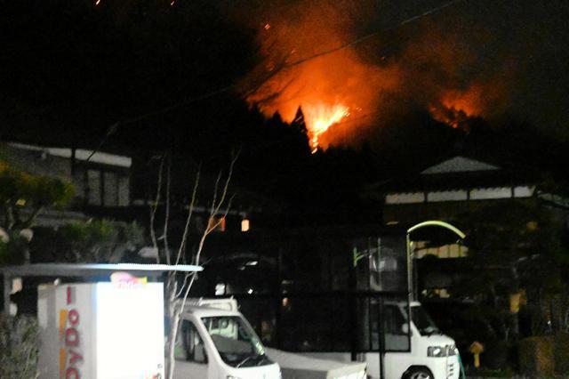 山梨県の扇山の斜面で発生した山林火災。ふもとの集落からは斜面に炎がみえた