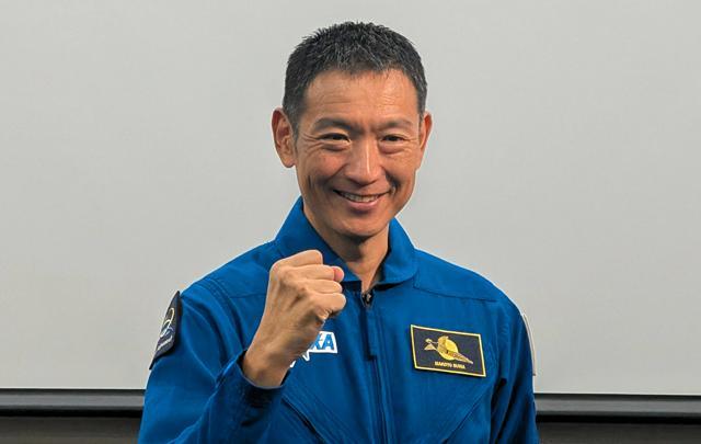 ポーズをとる諏訪理飛行士