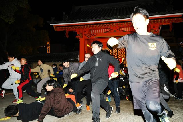 一斉に駆け出す参加者たち。転倒する参加者もいた