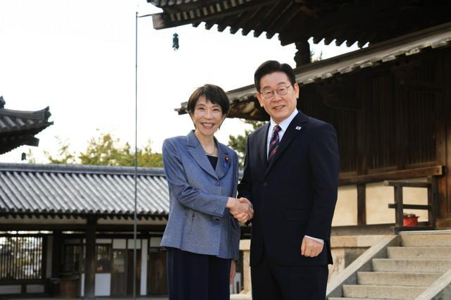 法隆寺の境内で握手する高市早苗首相（左）と韓国の李在明大統領