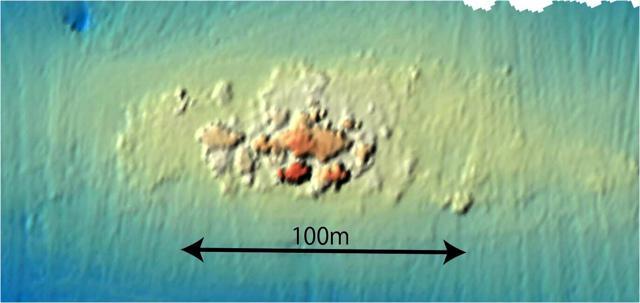 鹿児島県沖約220キロの東シナ海の海底の様子。音波探査の結果、盛り上がりが確認され、1945年に撃沈された駆逐艦「朝霜」の可能性があると研究チームは指摘している