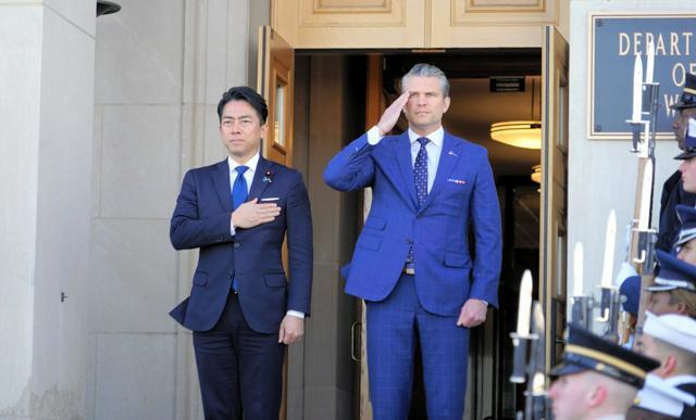 米国防総省を訪れた小泉進次郎防衛相（左）とヘグセス国防長官