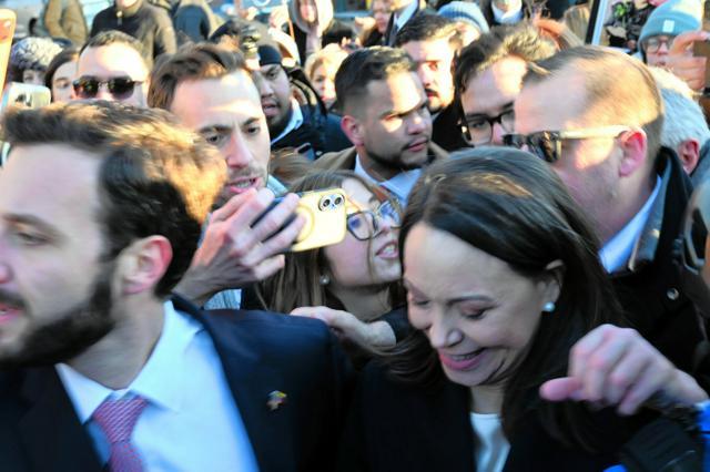 米連邦議会を訪れた後、支援者らに囲まれて移動するマリア・コリナ・マチャド氏