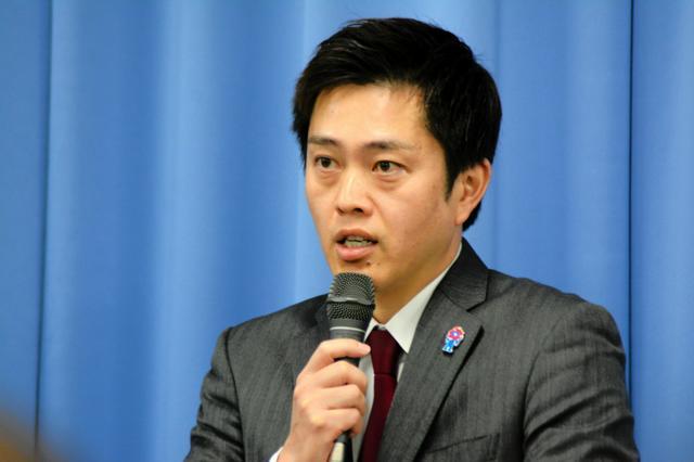 記者会見する吉村洋文知事