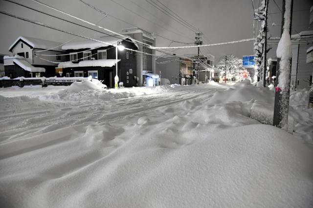 積雪が50センチを超え、車が走れなくなった道路