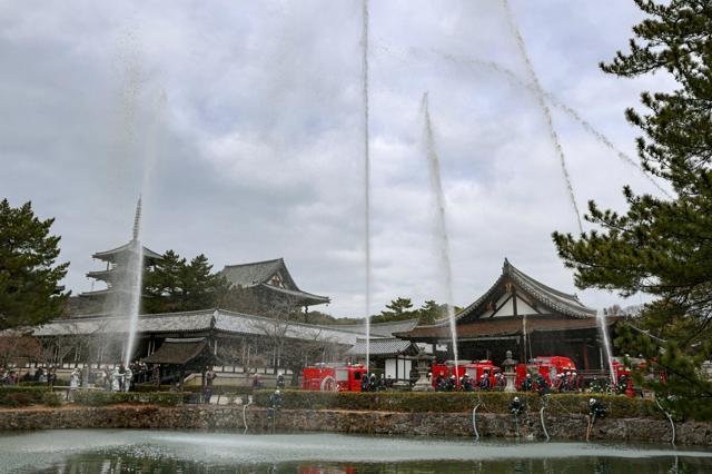 文化財防火デーに法隆寺で行われた防火訓練