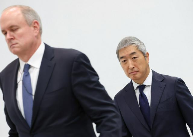 会見を終え、会場を後にするプルデンシャル生命保険の間原寛社長（右）とプルデンシャル・ホールディング・オブ・ジャパンのブラッドフォード・オー・ハーン社長