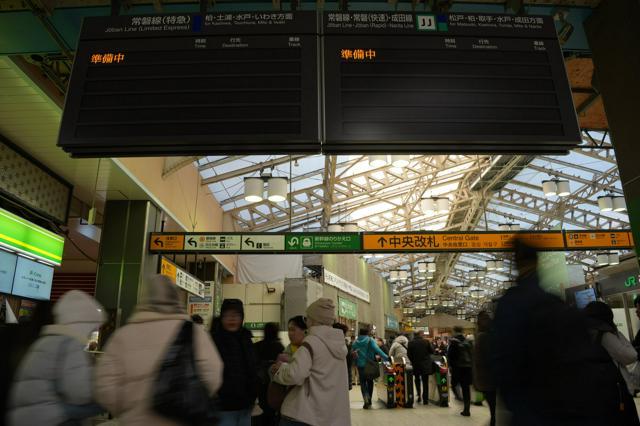 JR常磐線の運転が見合わせになり、「準備中」と表示された掲示板